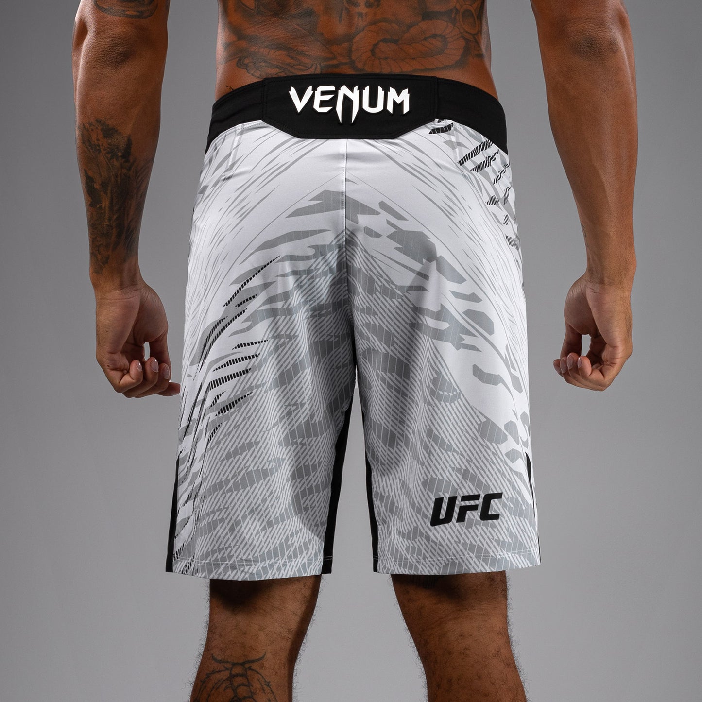 UFC Fusion by Venum Authentic Fight Night 男士格斗短裤–长款–白色