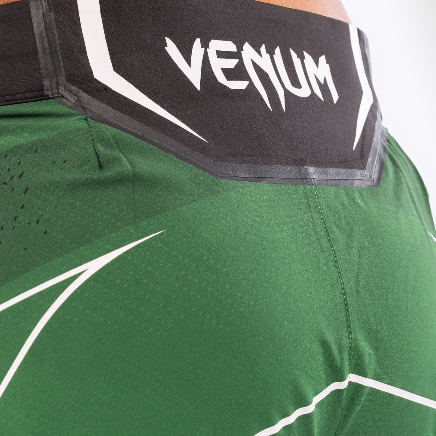UFC Venum Authentic Fight Night 女士格斗短裤 – 短款 – 绿色