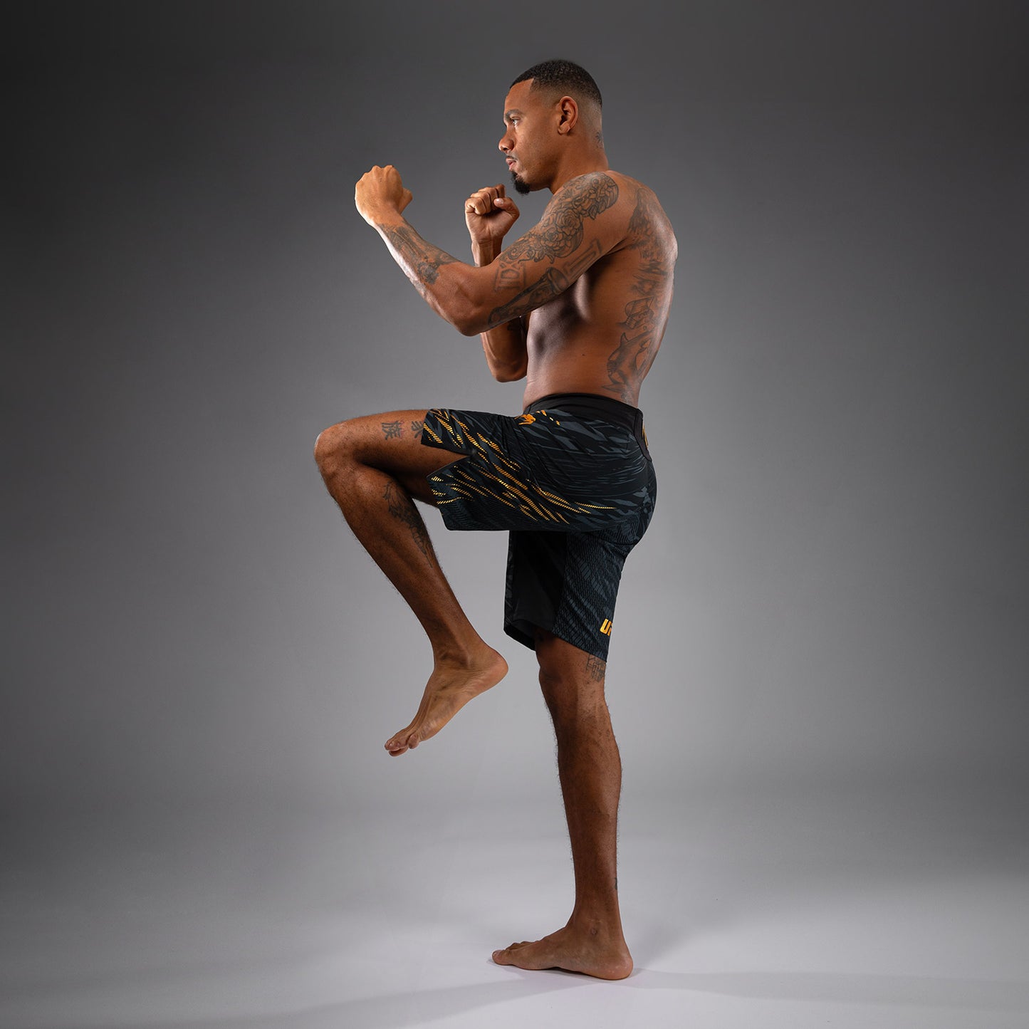 UFC Fusion by Venum Authentic Fight Night 男士格斗短裤 – 长款 – Champion