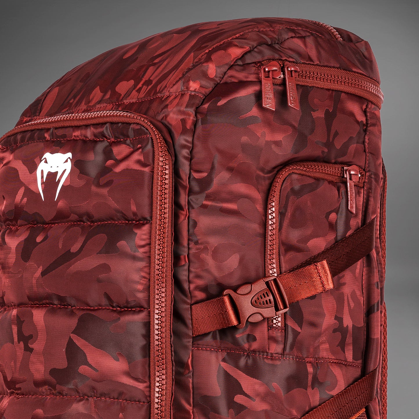 Venum Challenger Xtrem 背包 (50-63L) – 迷彩色/酒红色
