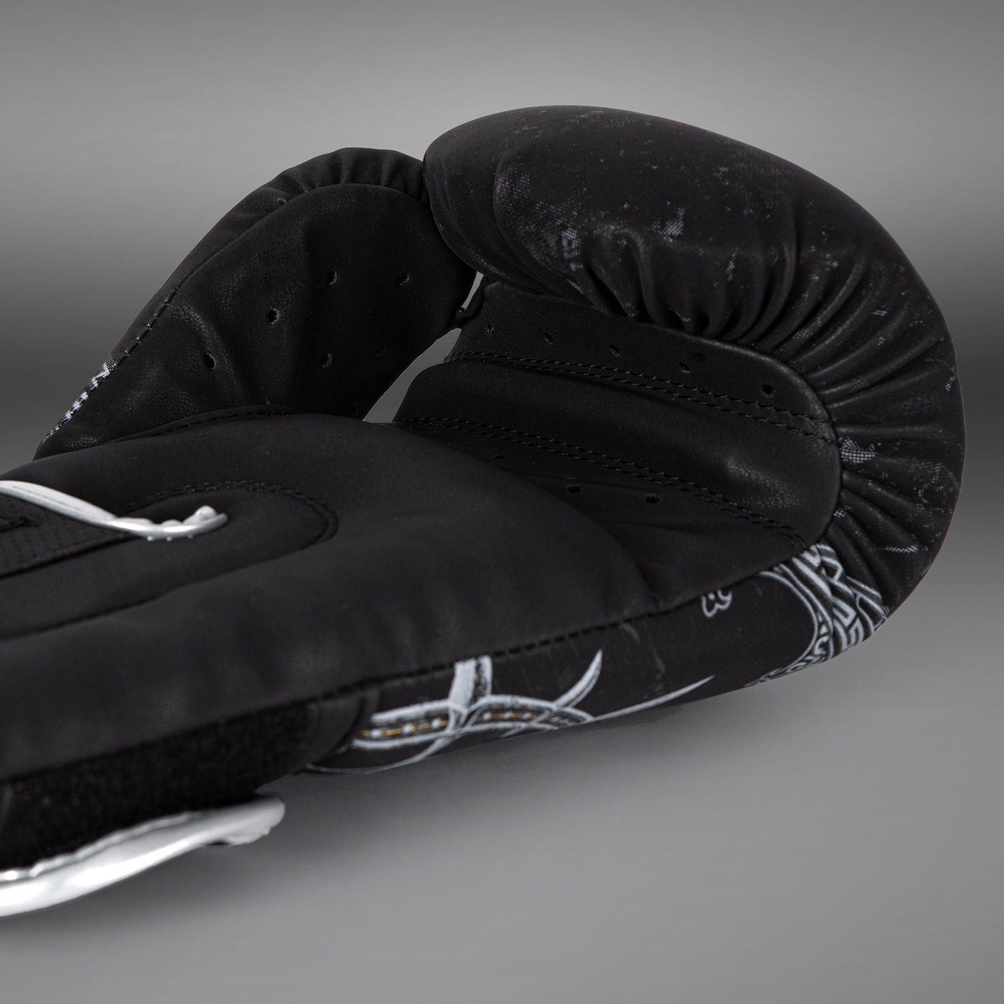 Venum Gladiator 5.0 拳击手套 – 黑色/银色