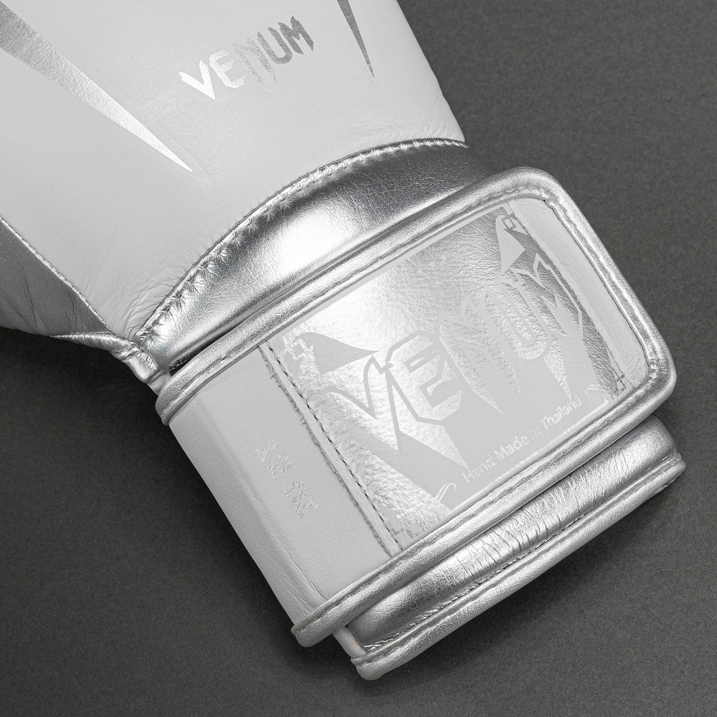Venum Giant 3.0 拳击手套 – 灰色/银色