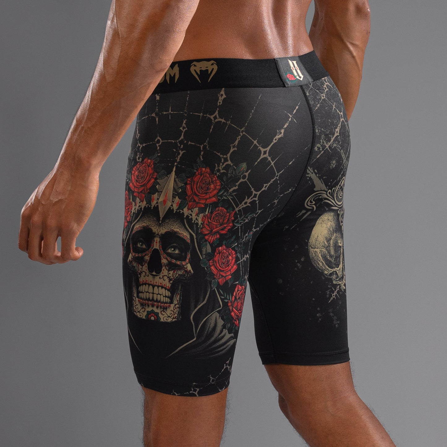 Venum Santa Muerte 5.0 男士综合格斗短裤 – 深黑色/金色