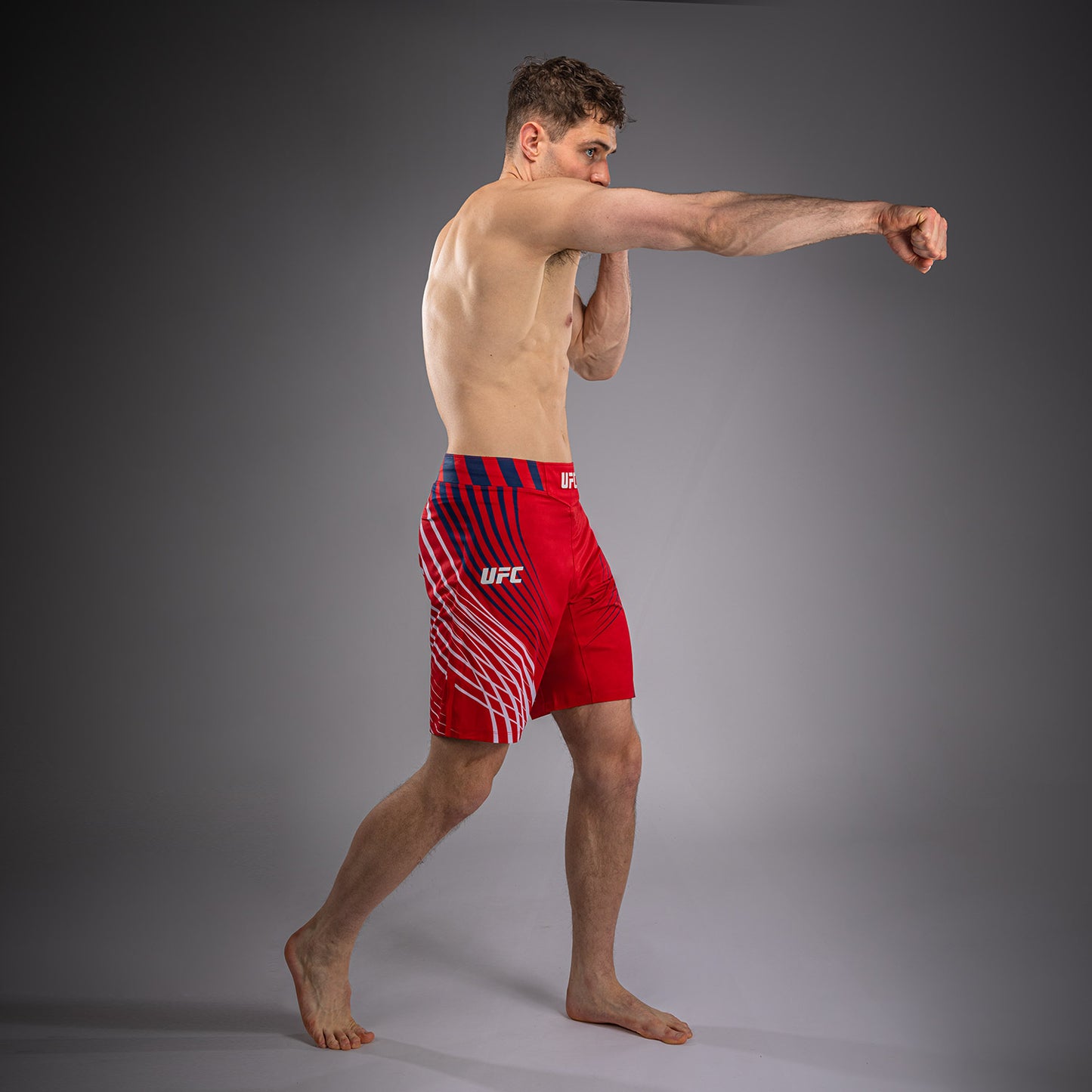 Official UFC Freedom 250 by Venum 男士 Authentic Fight Night 短款格斗短裤 - 红色