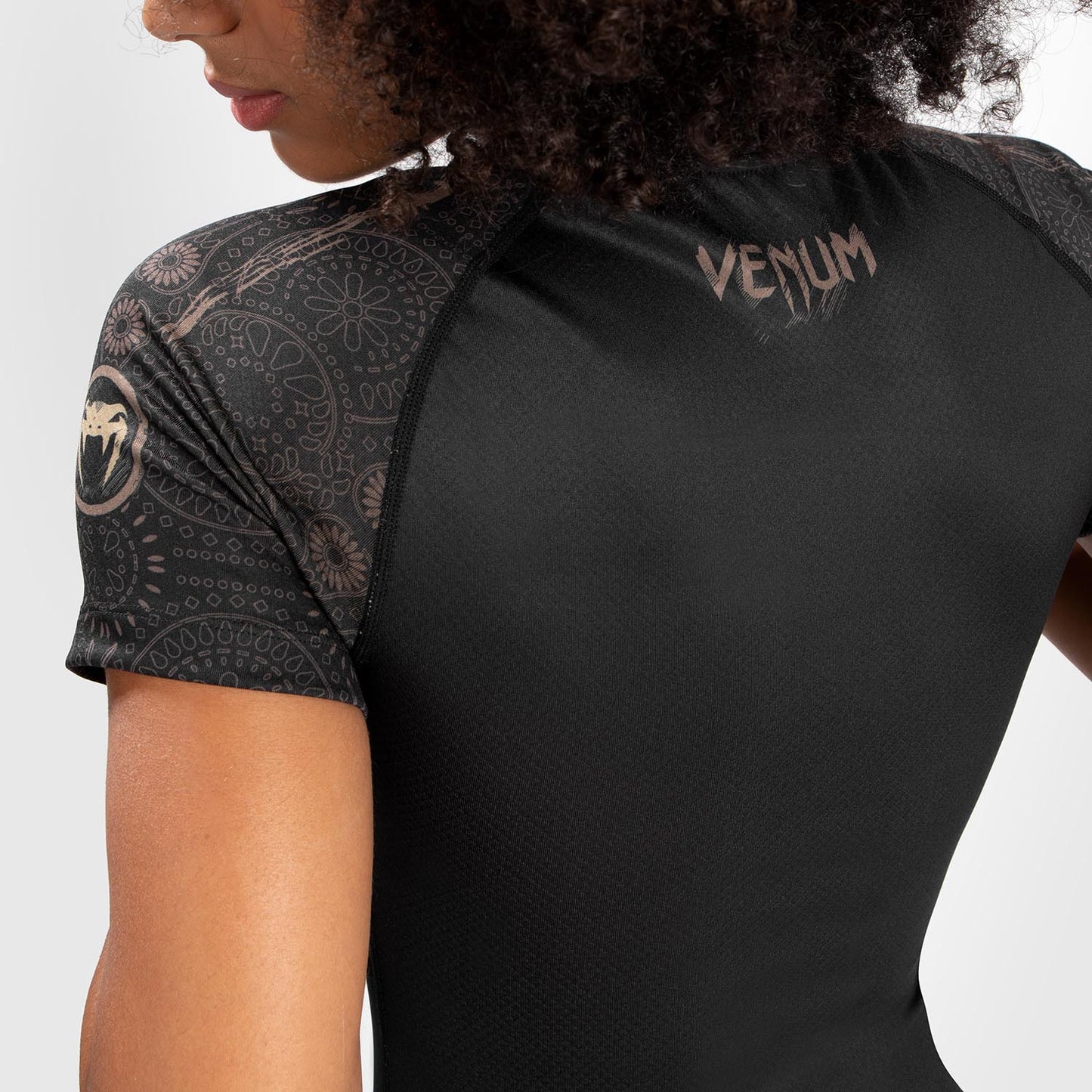 Venum Women Santa Muerte Dark Side 紧身防磨衣短袖 – 黑色/棕色