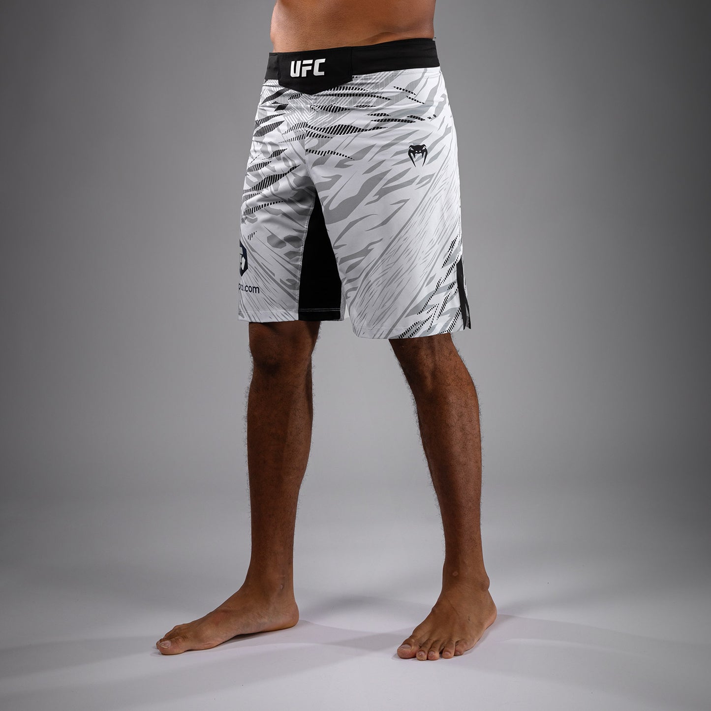 UFC Fusion by Venum Authentic Fight Night 男士格斗短裤–长款–白色
