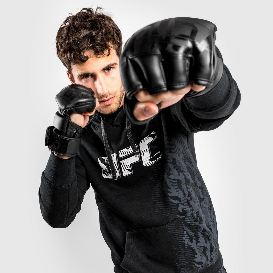 UFC Venum Authentic Fight Week 男士款连帽衫 – 黑色