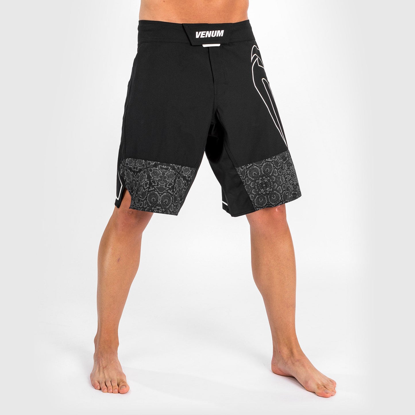 Venum Fightshorts Light 4.0 格斗短裤 – 黑色/白色