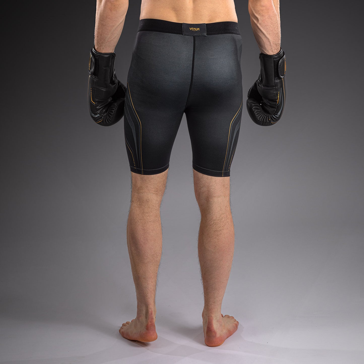 Venum Streamline Vale Tudo 综合格斗短裤 – 黑色/金色