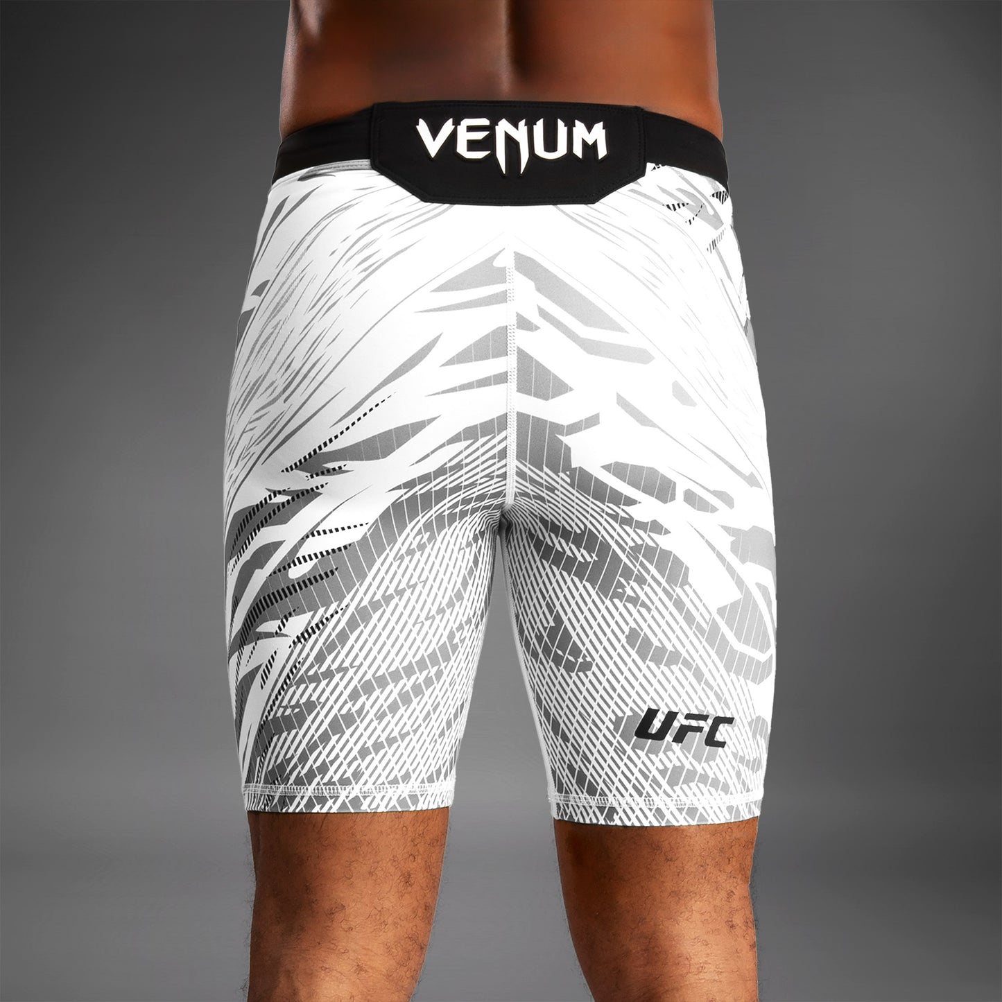UFC Fusion by Venum Authentic Fight Night 男士综合格斗短裤 – 白色