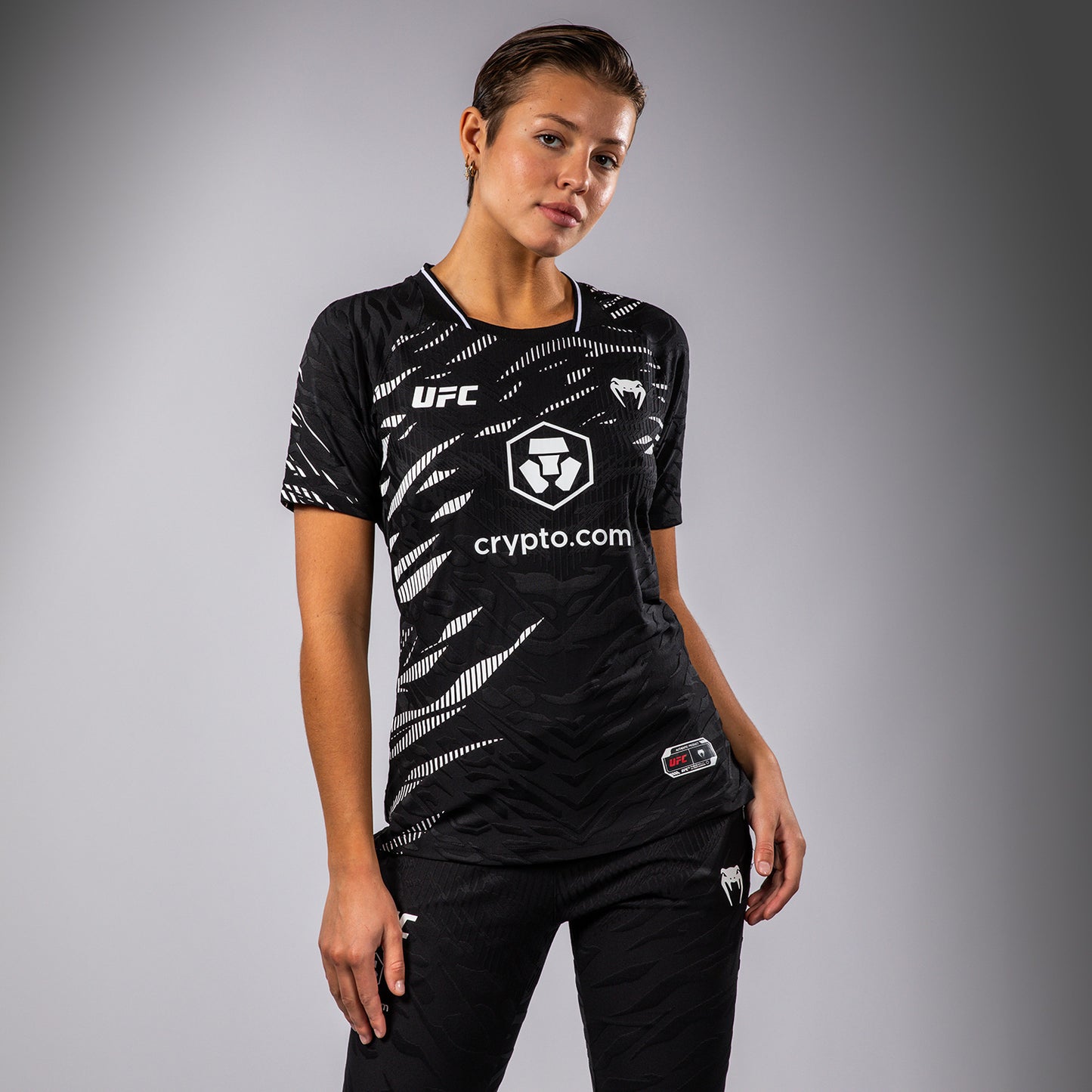 UFC Fusion by Venum Authentic Fight Night 女士款出场T恤 – 黑色