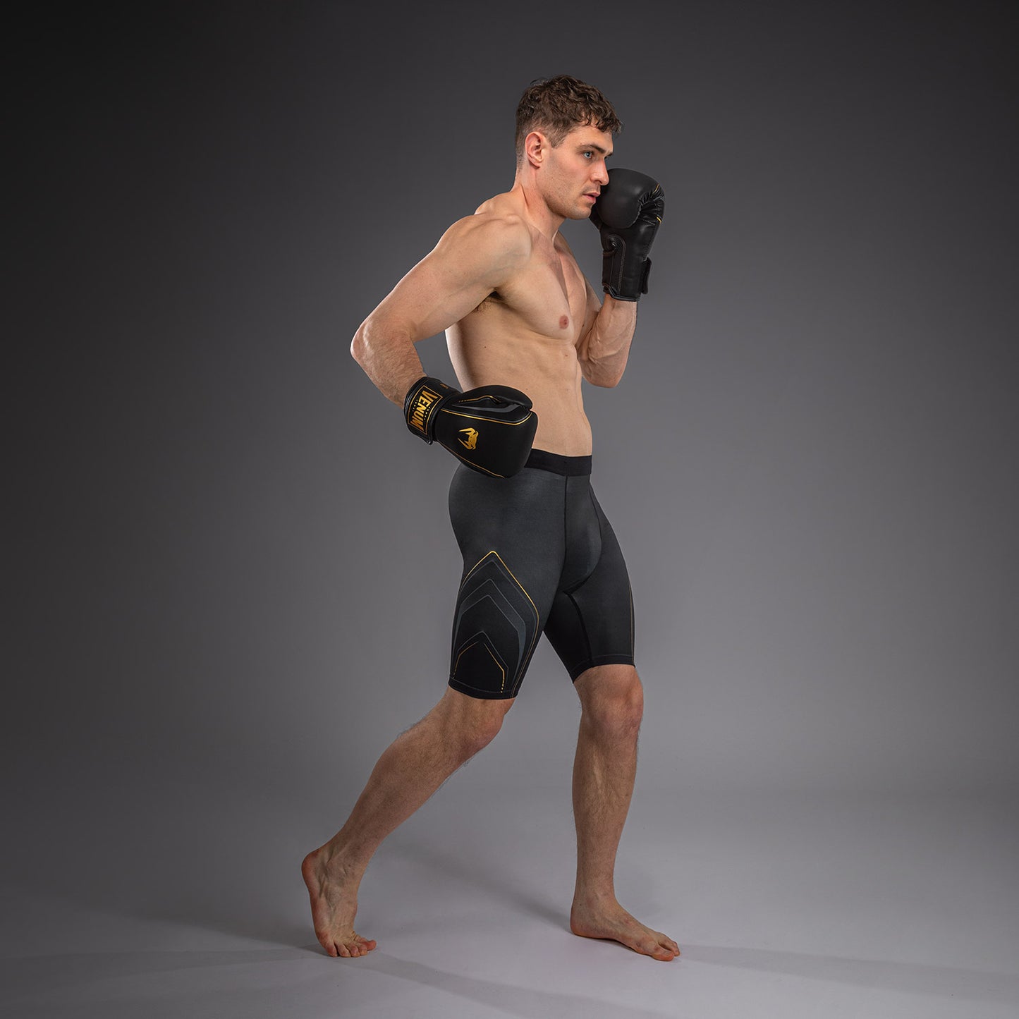 Venum Streamline Vale Tudo 综合格斗短裤 – 黑色/金色