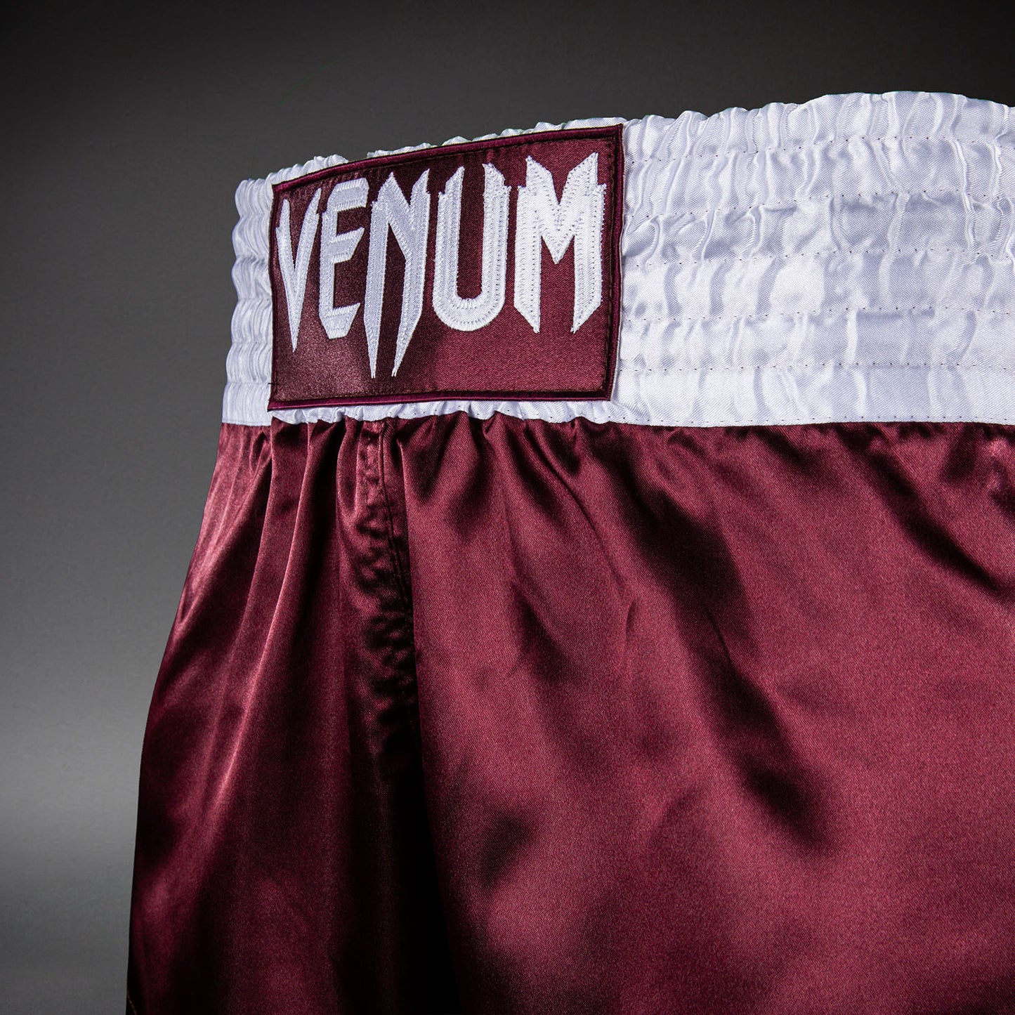 Venum Classic 泰拳短裤 – 酒红色