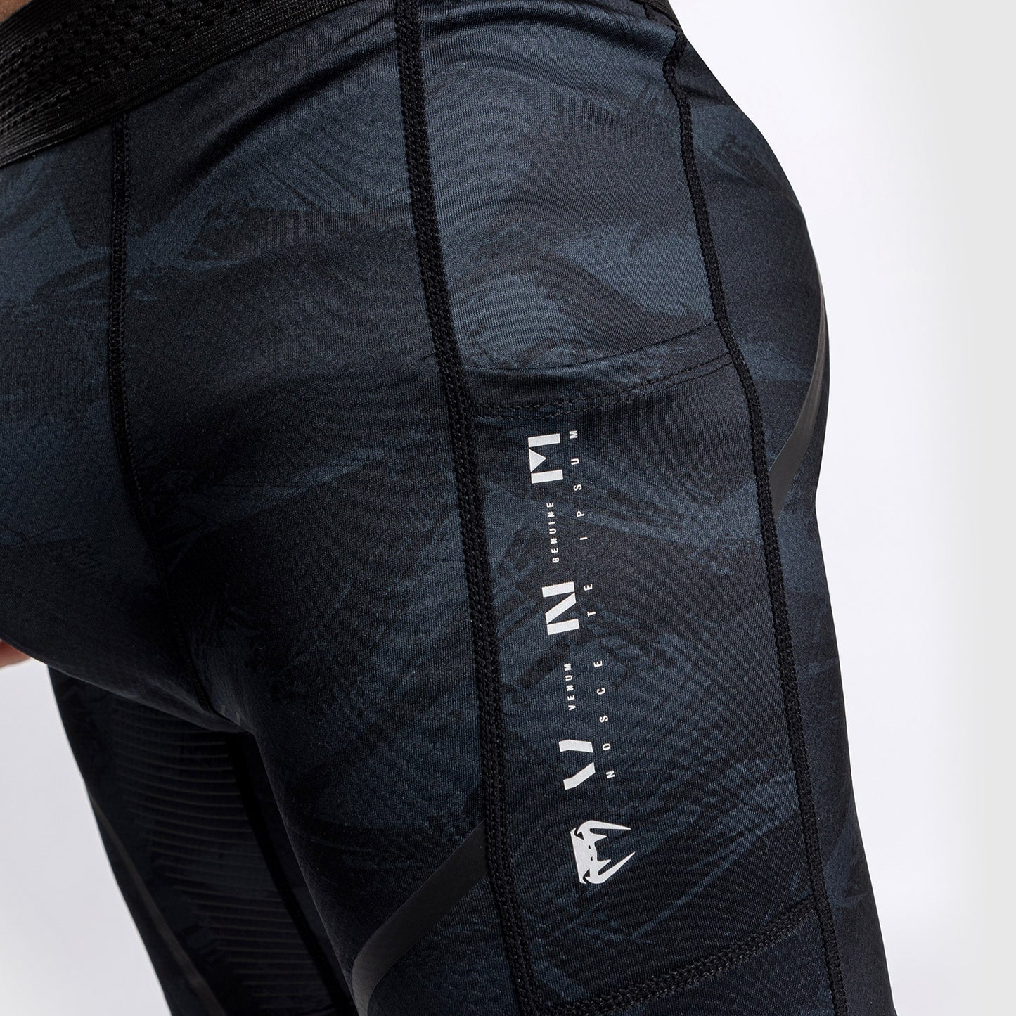 Venum Electron 3.0 综合格斗短裤 – 黑色