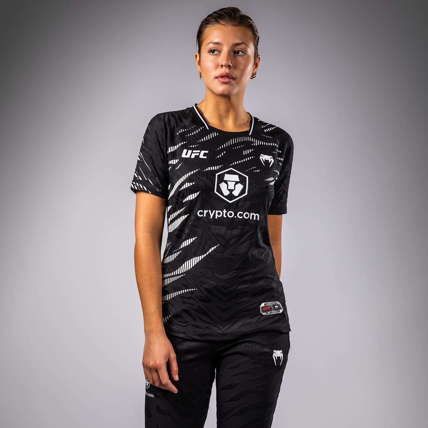 UFC Fusion by Venum Authentic Fight Night 女士款出场T恤 – 黑色