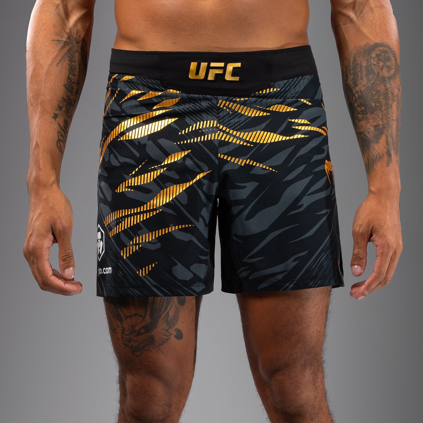 UFC Fusion by Venum Authentic Fight Night 男士格斗短裤 – 短版 – 冠军款