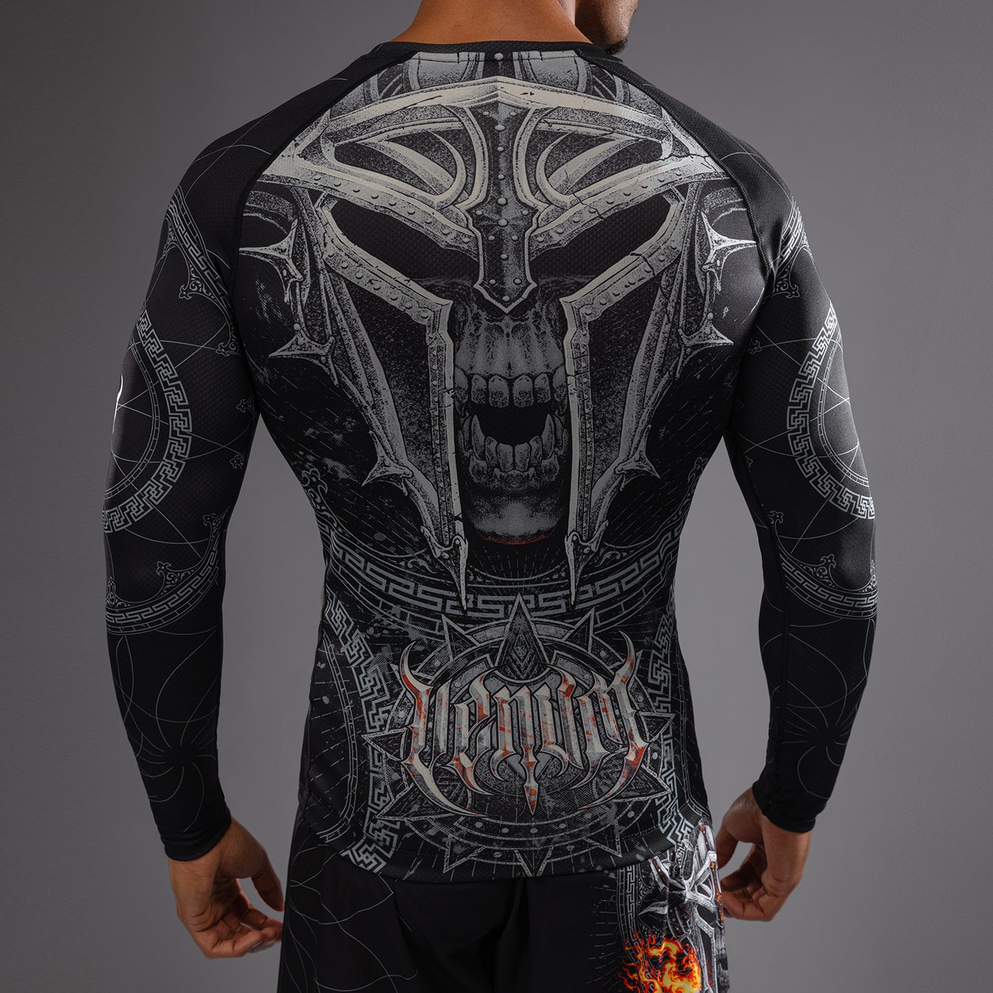 Venum Gladiator 5.0 男士长袖紧身防磨衣 – 黑色/银色
