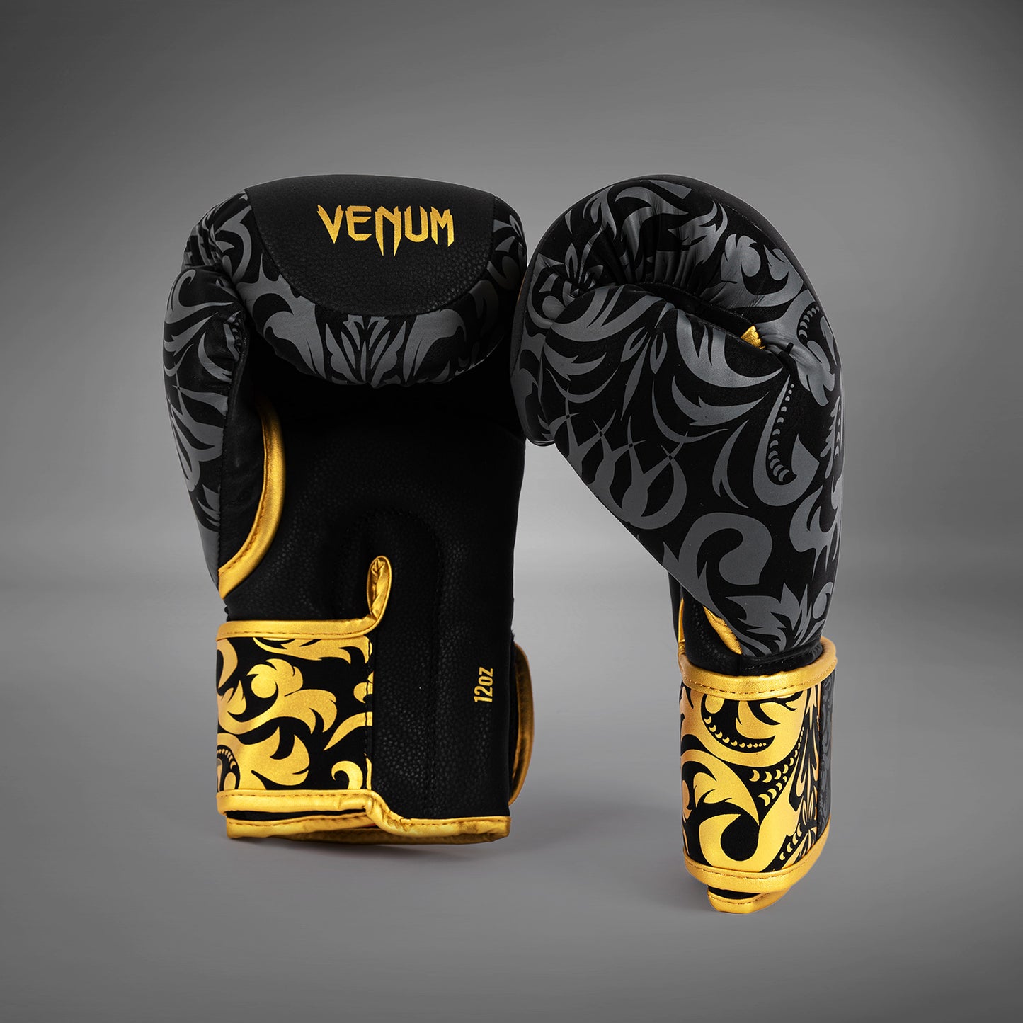 Venum x Topuria Unmatched Edition 拳击手套 – 黑色/金色