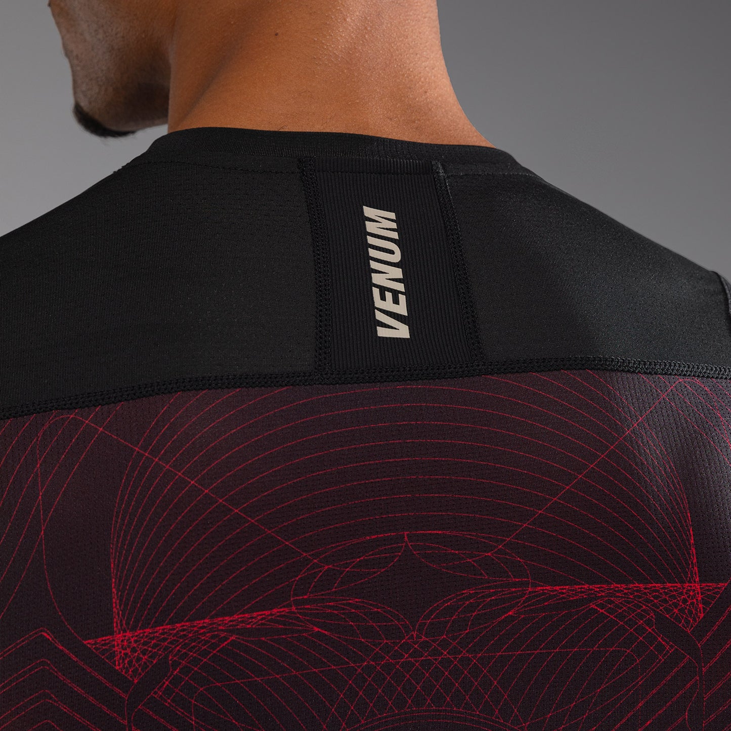 Venum G-Fit Air 男士短袖紧身防磨衣 – 深黑色/火红色