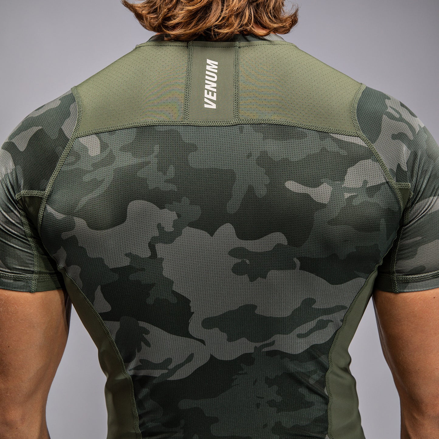 Venum G-Fit Air 男士短袖紧身防磨衣 – 军绿色迷彩