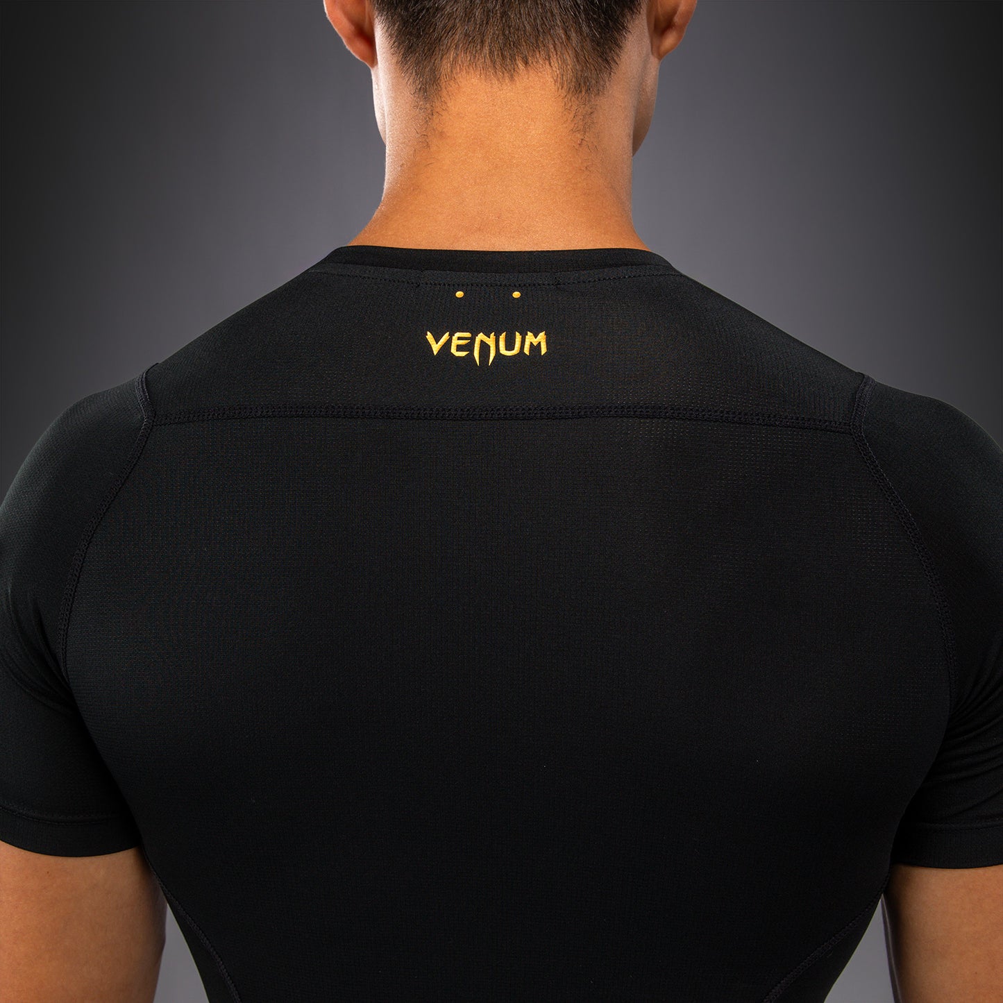 Venum G-Core 短袖紧身防磨衣 - 黑色/金色