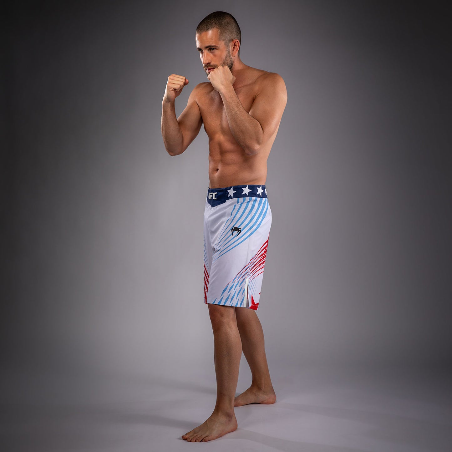 Official UFC Freedom 250 by Venum 男士 Authentic Fight Night 长款格斗短裤 - 白色