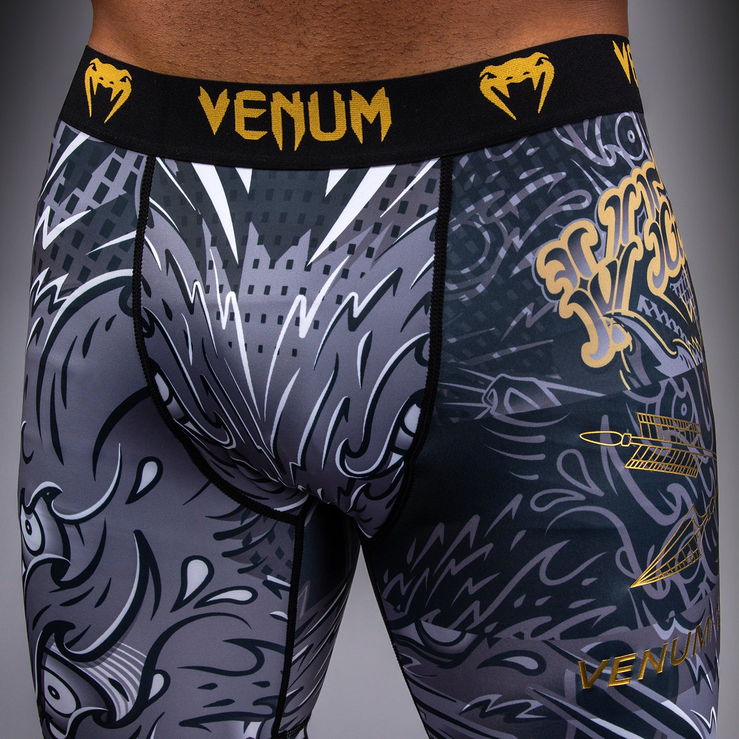 Venum Wolf Atak 综合格斗短裤 – 黑色/灰色