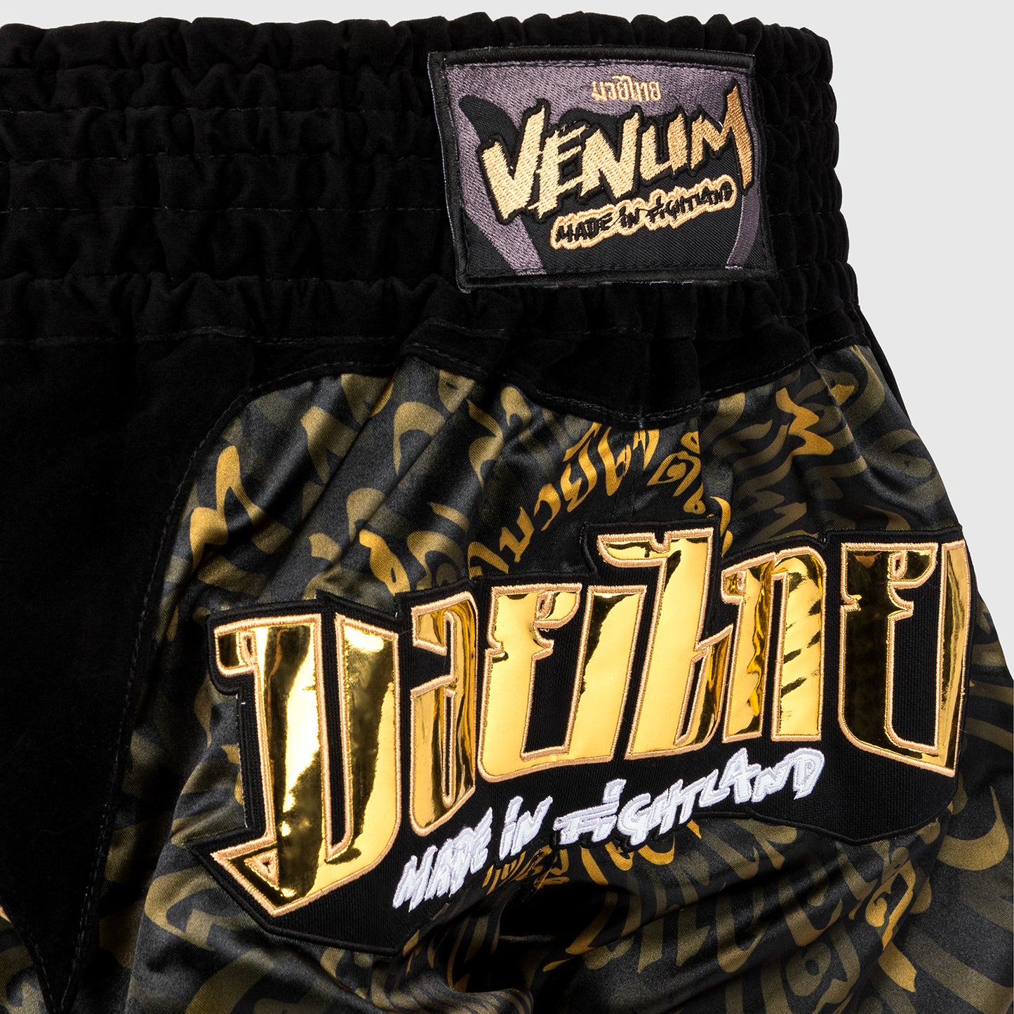 Venum Attack 泰拳短裤 – 黑色/金色