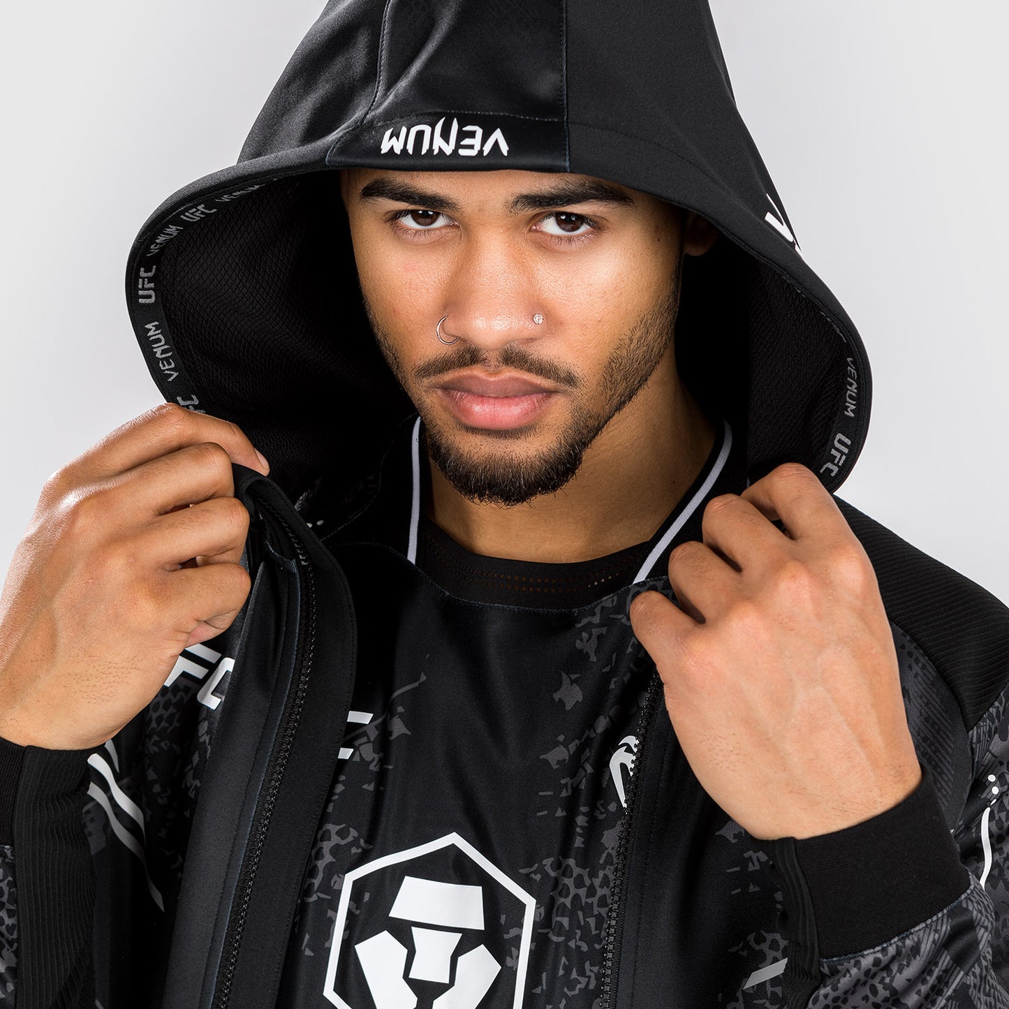 UFC Adrenaline by Venum Authentic Fight Night 男士款连帽衫 – 黑色