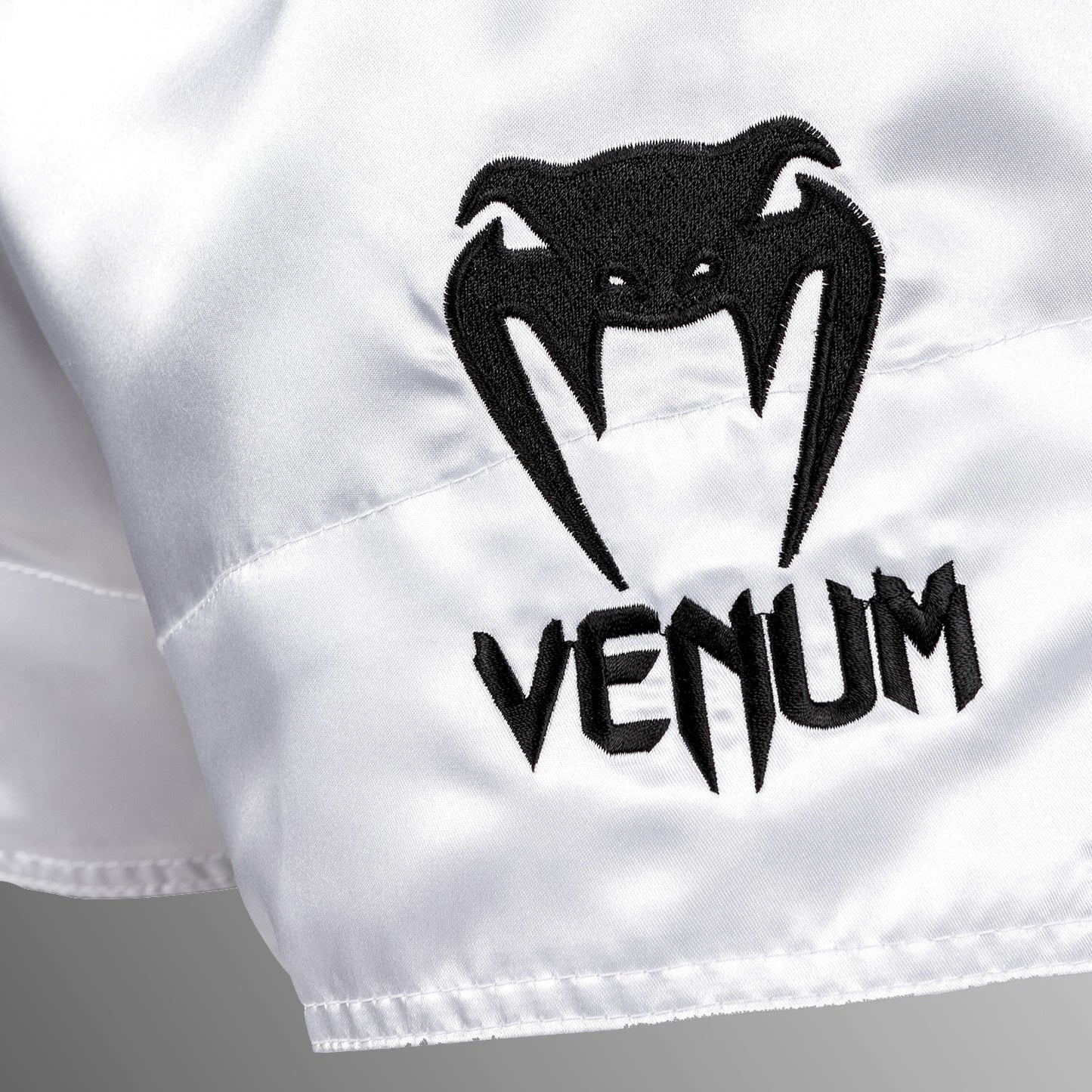 Venum Classic 泰拳短裤 – 白色/黑色
