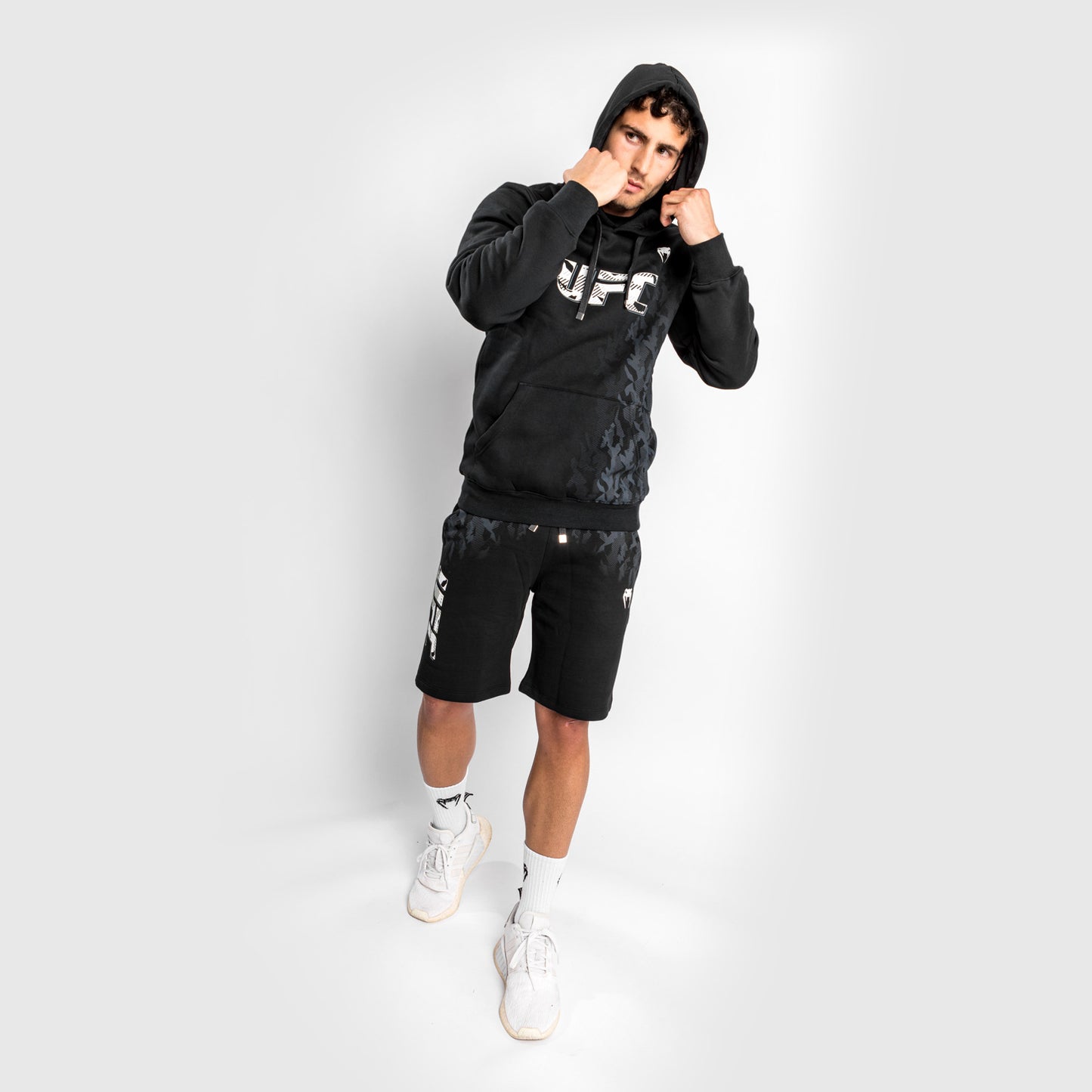 UFC Venum Authentic Fight Week 男士款连帽衫 – 黑色