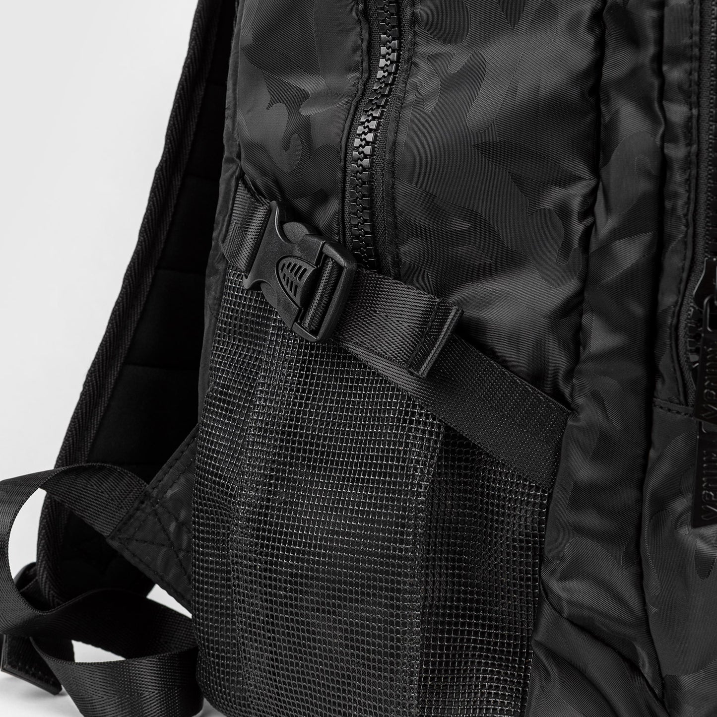 Venum Challenger Pro 背包 (20-25L) – 黑色/深迷彩