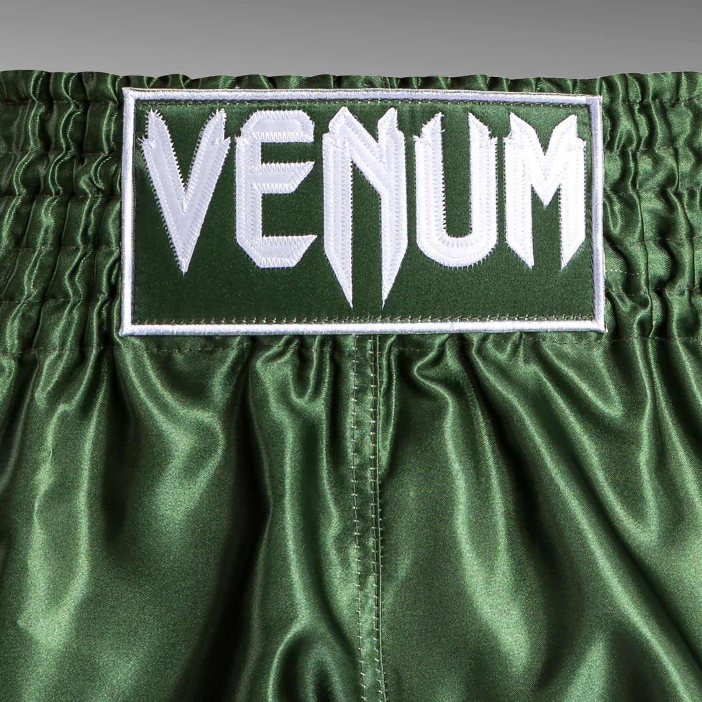 Venum Classic 泰拳短裤 – 卡其色/白色