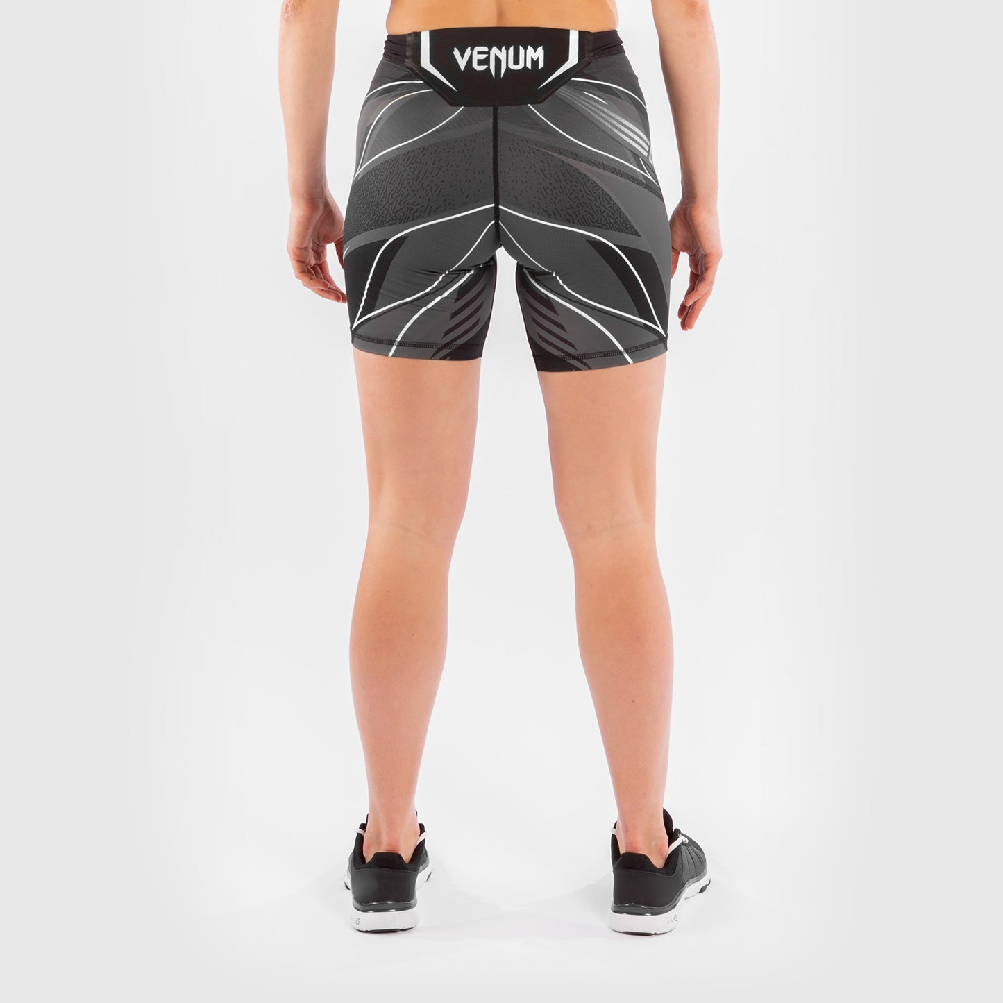 UFC Venum Authentic Fight Night 女士综合格斗短裤 – 长款 – 黑色