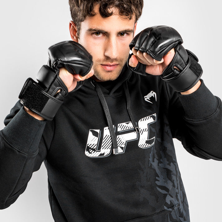 UFC Venum Authentic Fight Week 男士款连帽衫 – 黑色