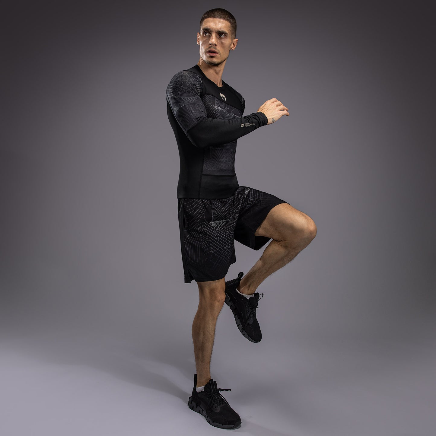 Venum G-Fit Air 男士长袖紧身防磨衣 – 深黑色/沙漠沙色