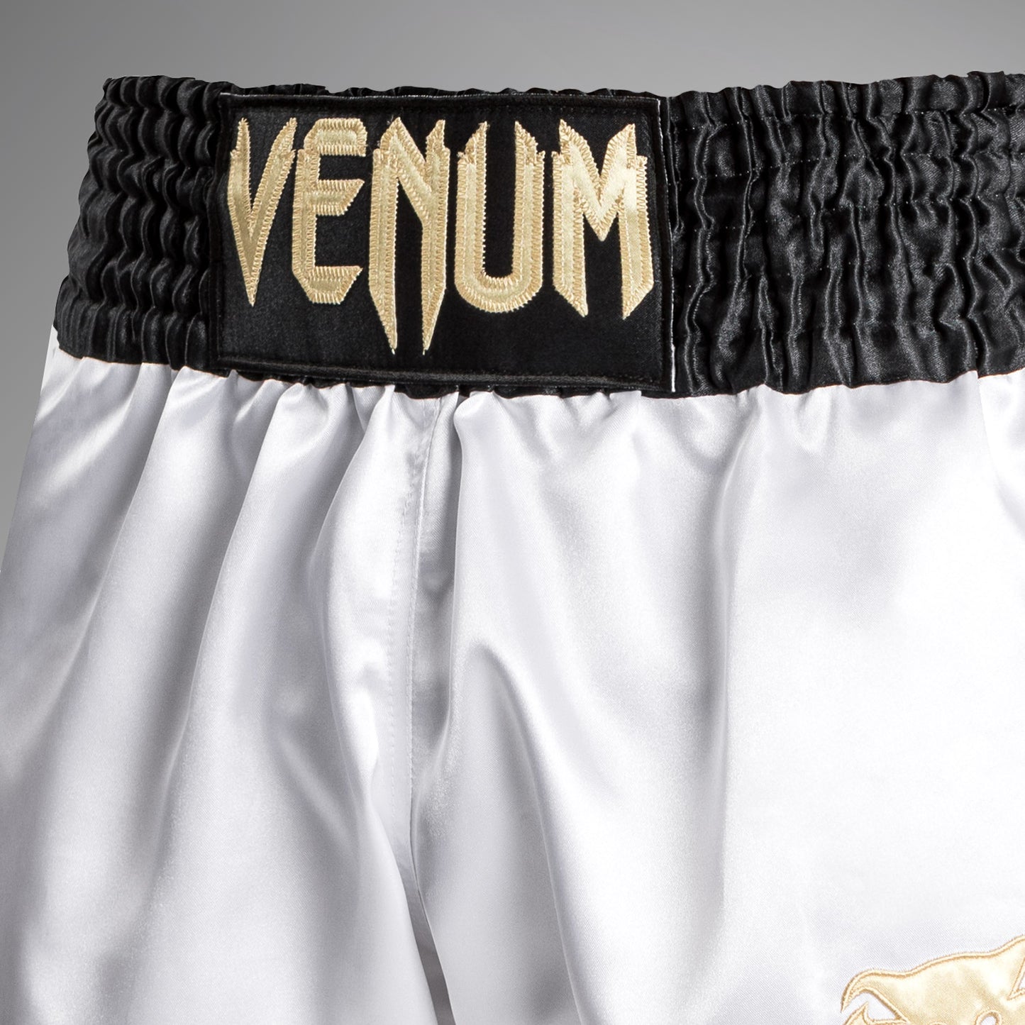 Venum Classic 泰拳短裤 – 白色/金色/黑色