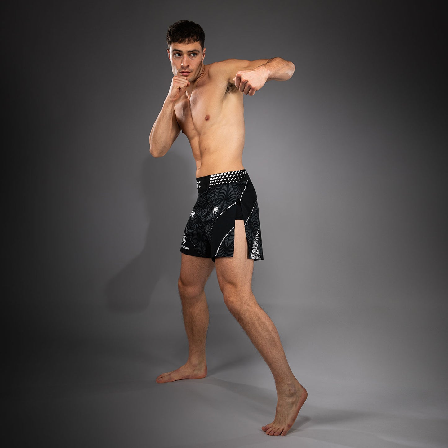 Men's UFC Zenith by Venum 黑色 Authentic格斗之夜角斗士格斗短裤
