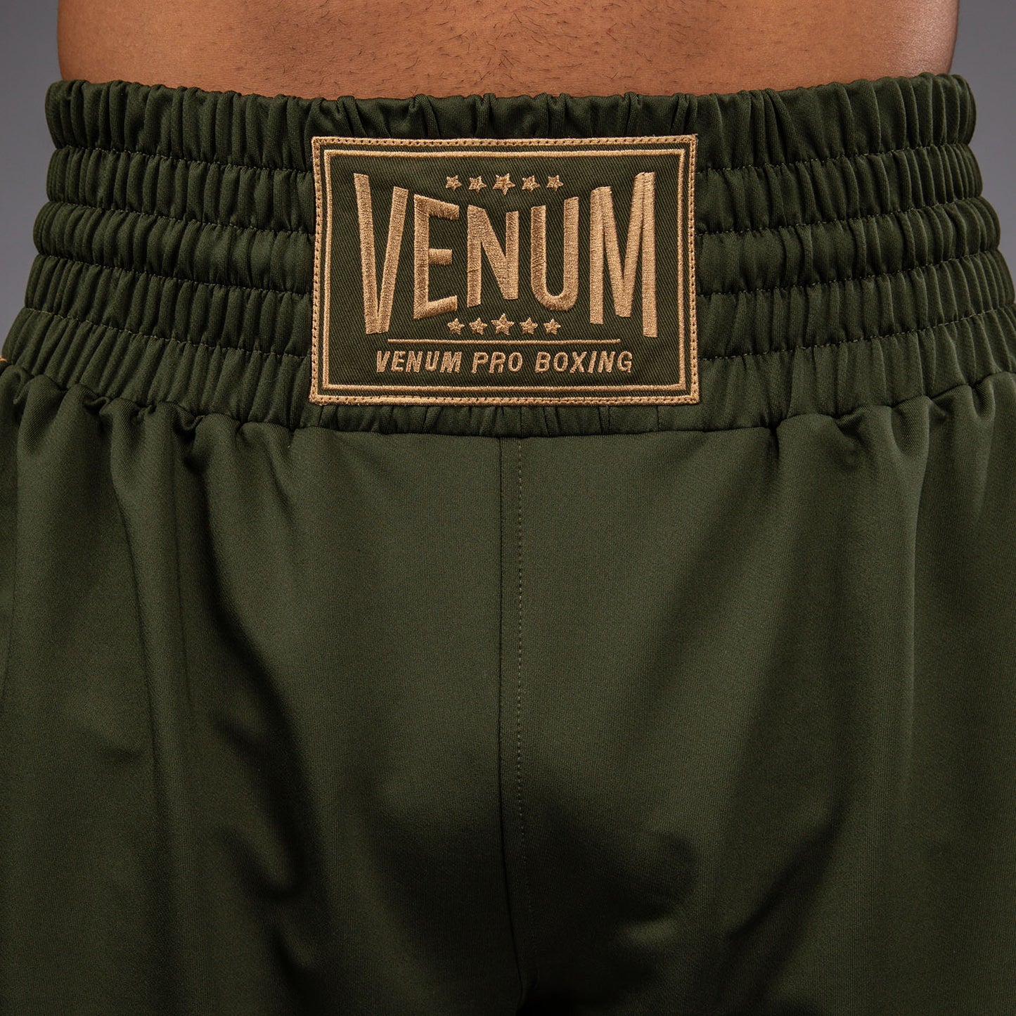 Venum Classic 拳击短裤 – 军绿色/沙色