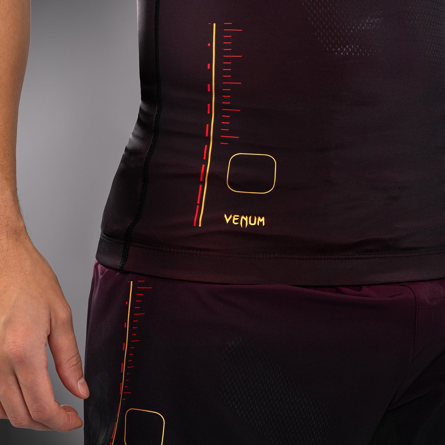 Venum Tactical XT 无袖紧身防磨衣 – 黑色–酒红色–金色
