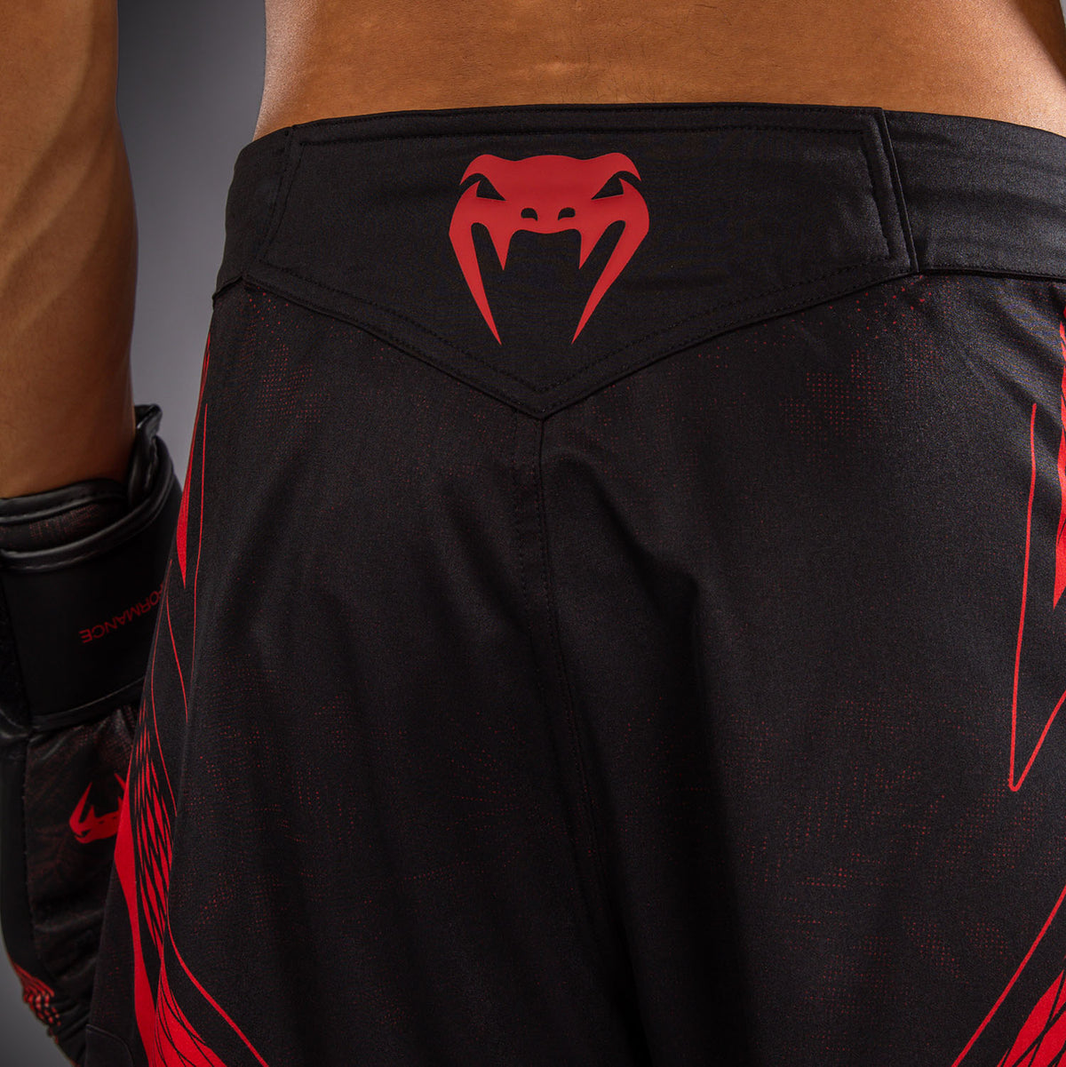 Venum Amazonia Reborn MMA短裤 - 黑色/红色