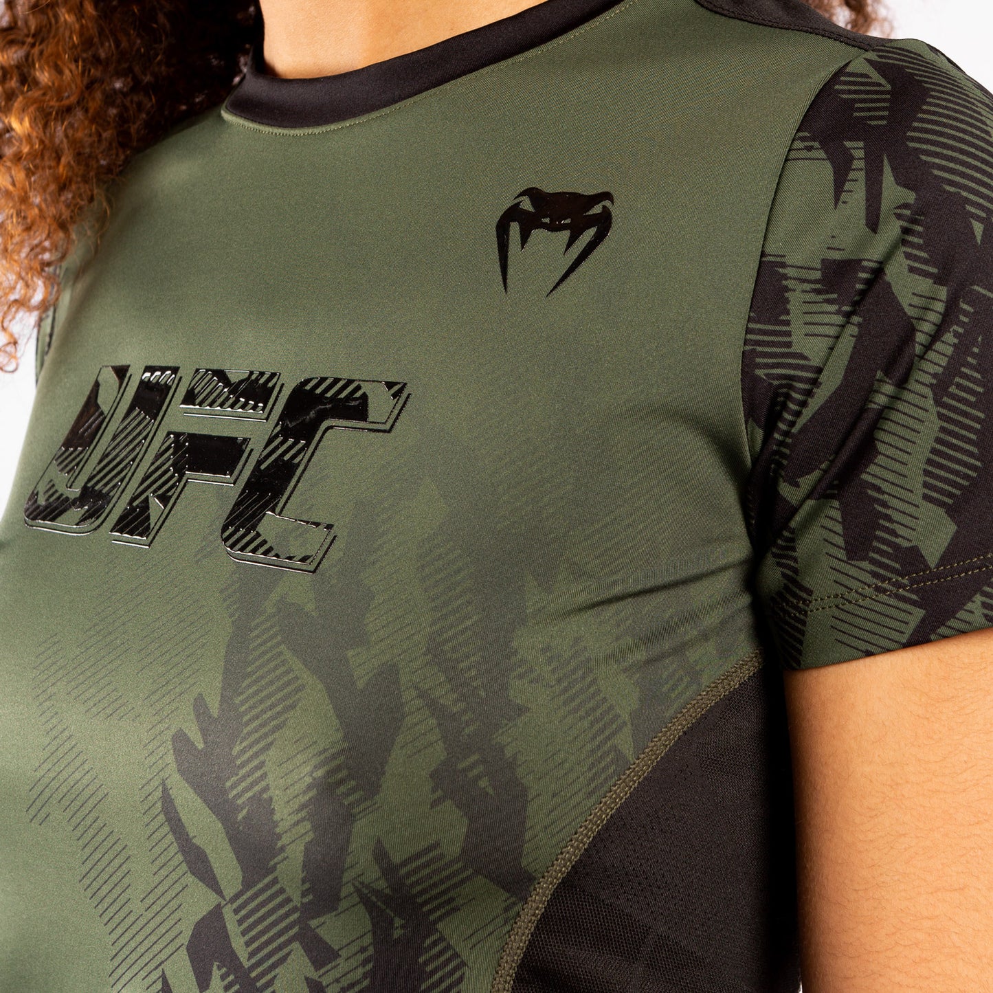 Venum UFC Authentic Fight Week 女士高性能短袖T恤 – 卡其色