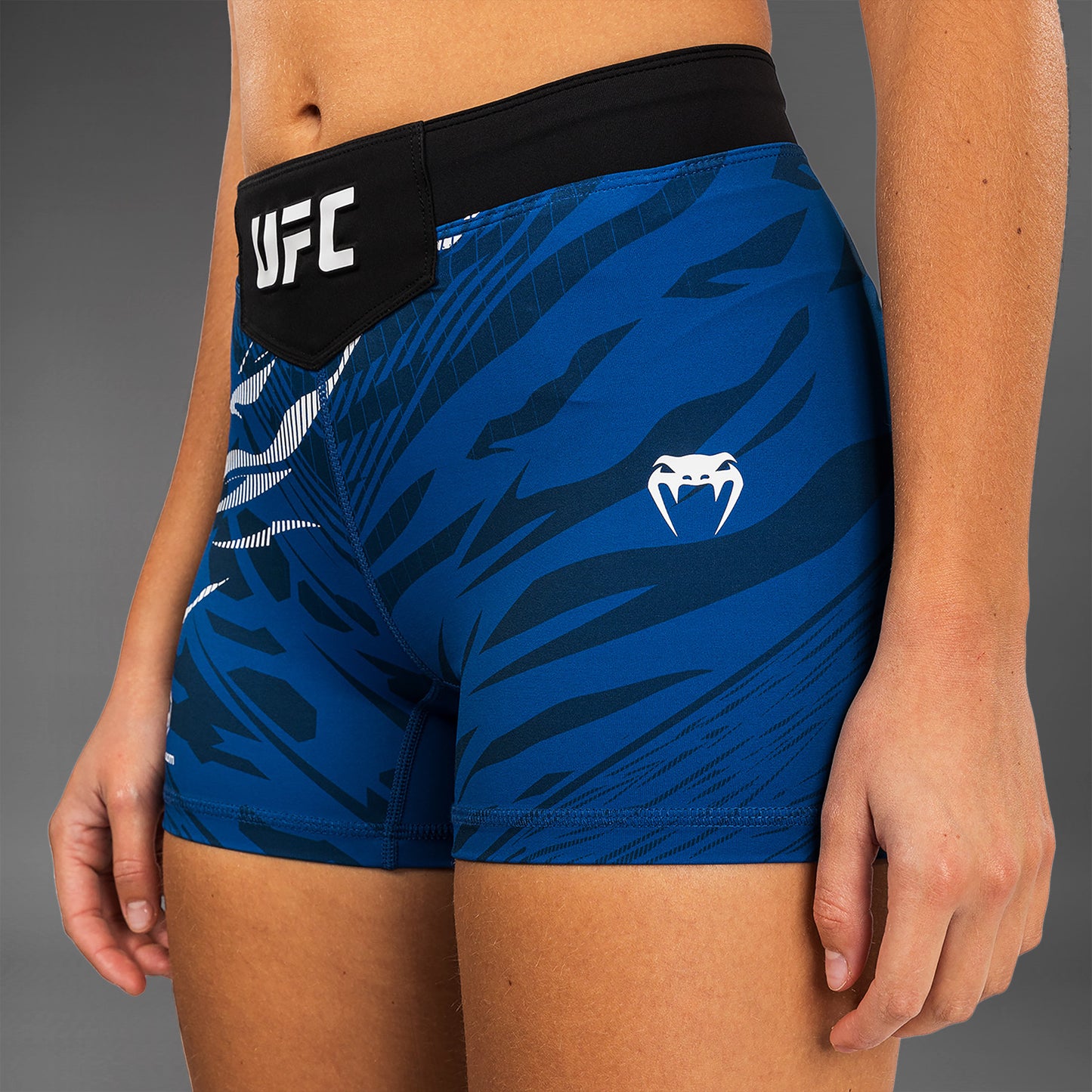 UFC Fusion by Venum 女士综合格斗短裤–短款–蓝色