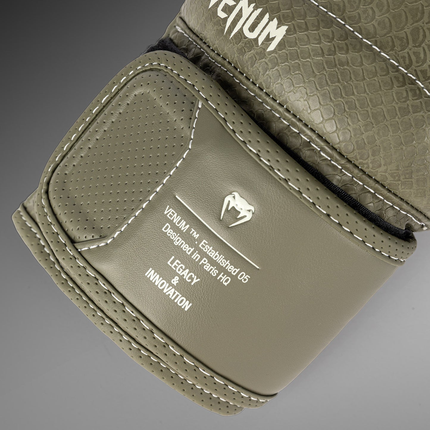 Venum Impact Evo Scales 拳击手套 – 军绿色