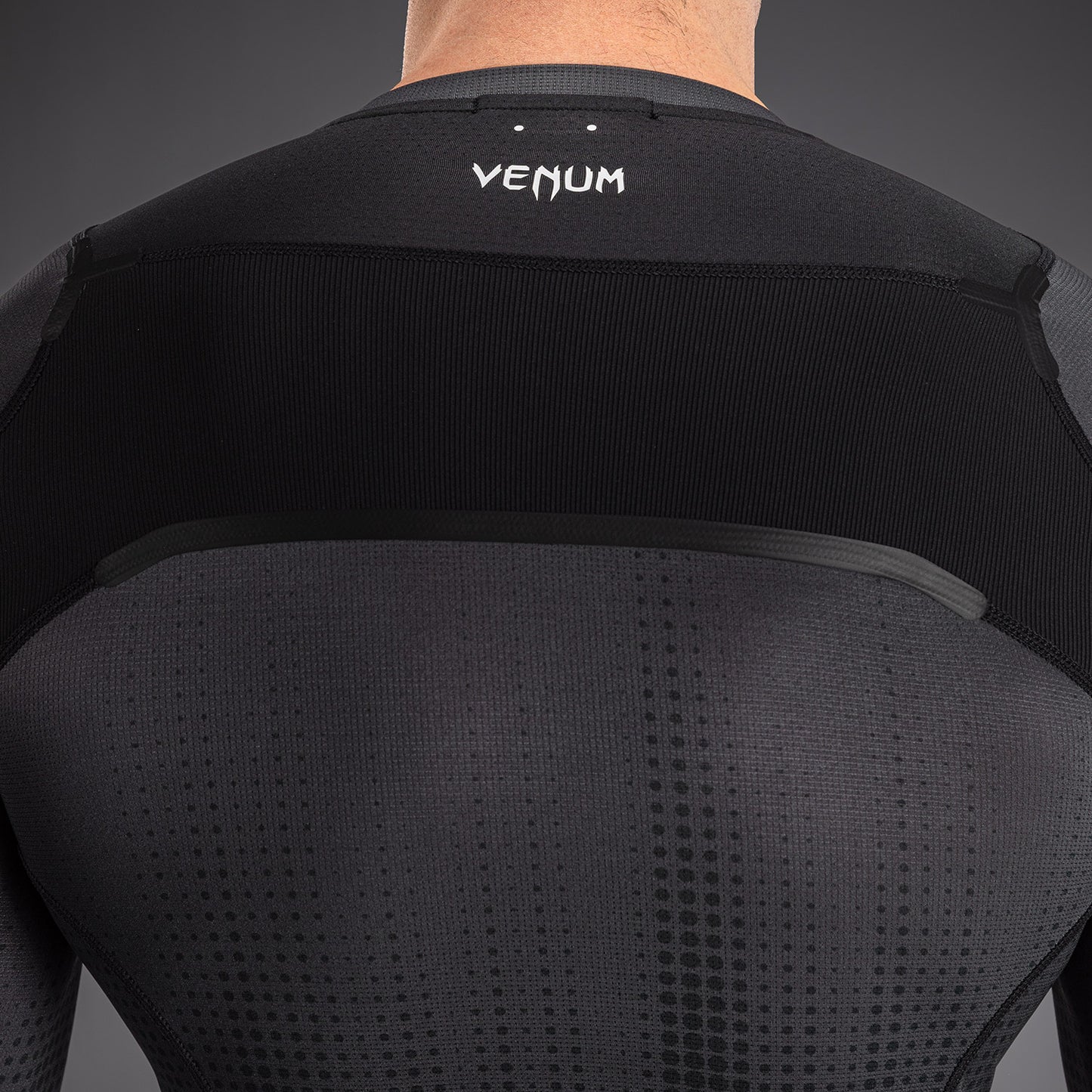Venum Stealth长袖紧身防磨衣–黑色/白色