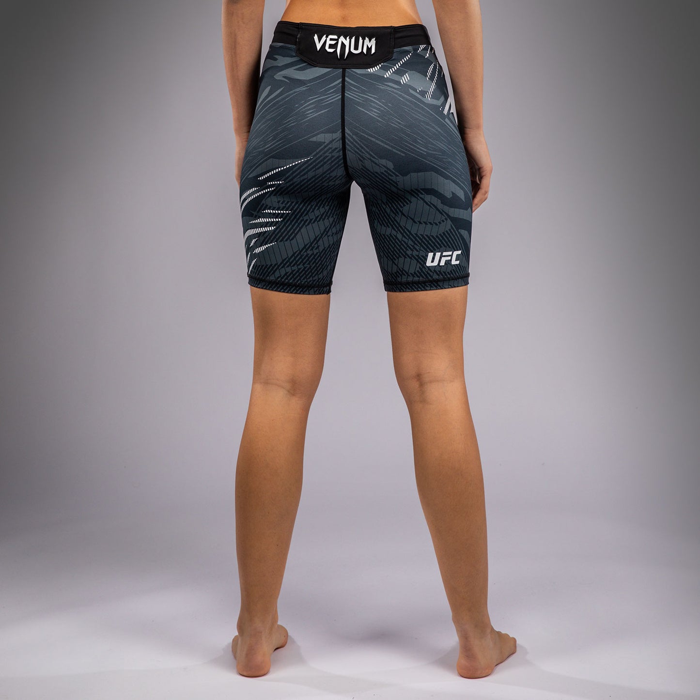 UFC Fusion by Venum 女士综合格斗短裤–长款–黑色