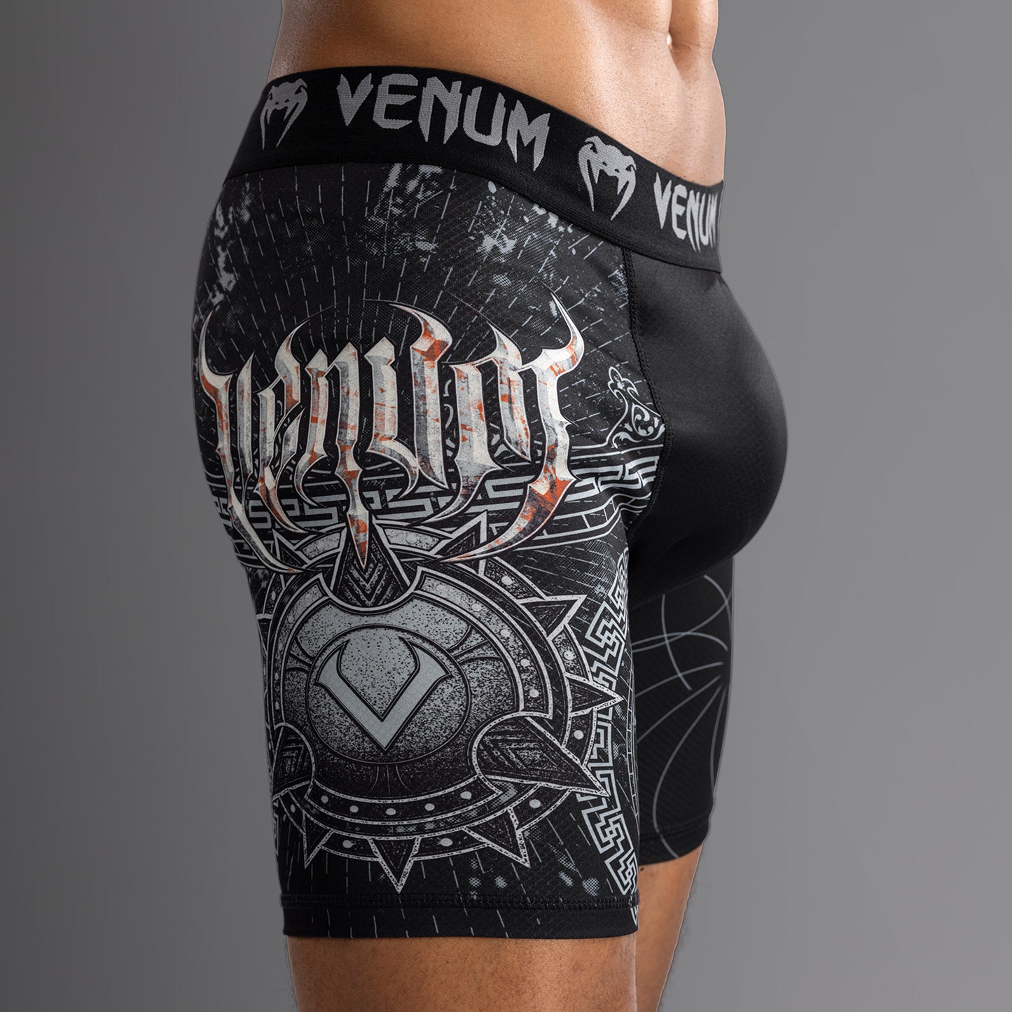 Venum Gladiator 5.0 男士综合格斗短裤 – 黑色/银色