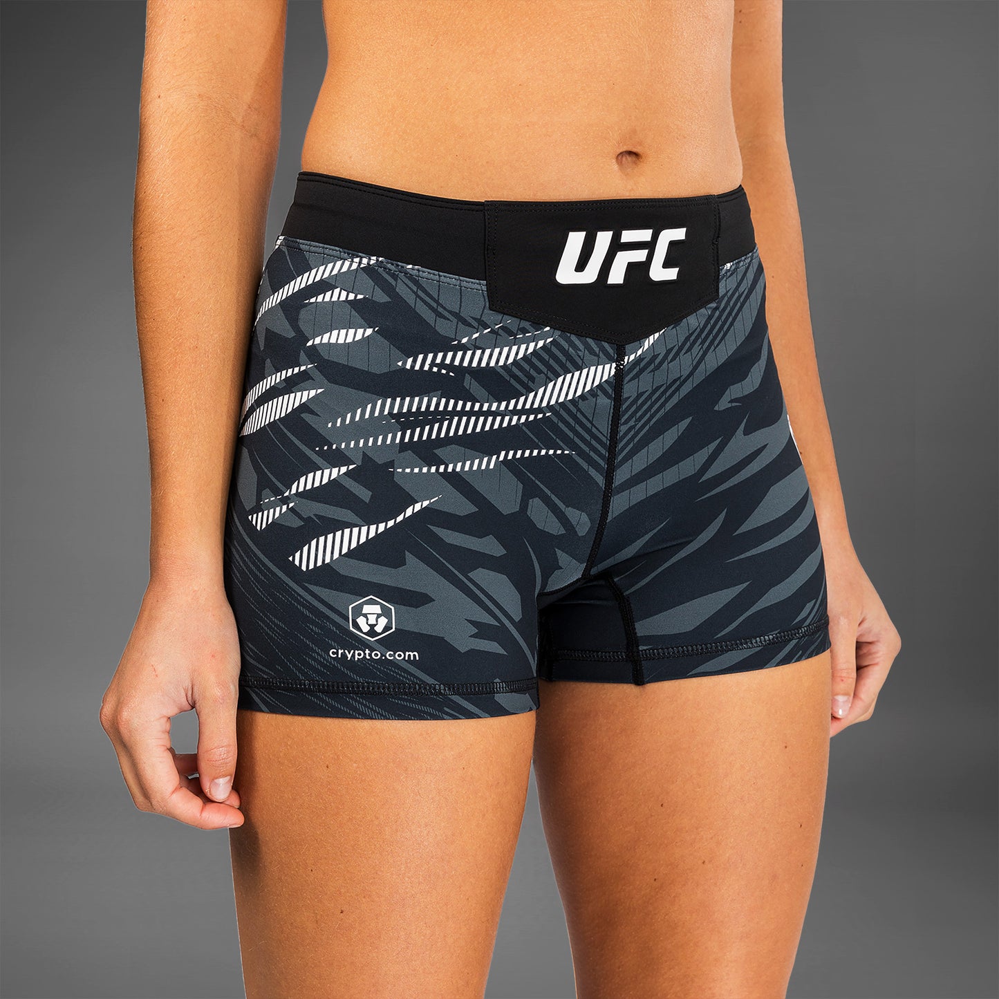 UFC Fusion by Venum Authentic Fight Night 女士综合格斗短裤 – 短款 – 黑色