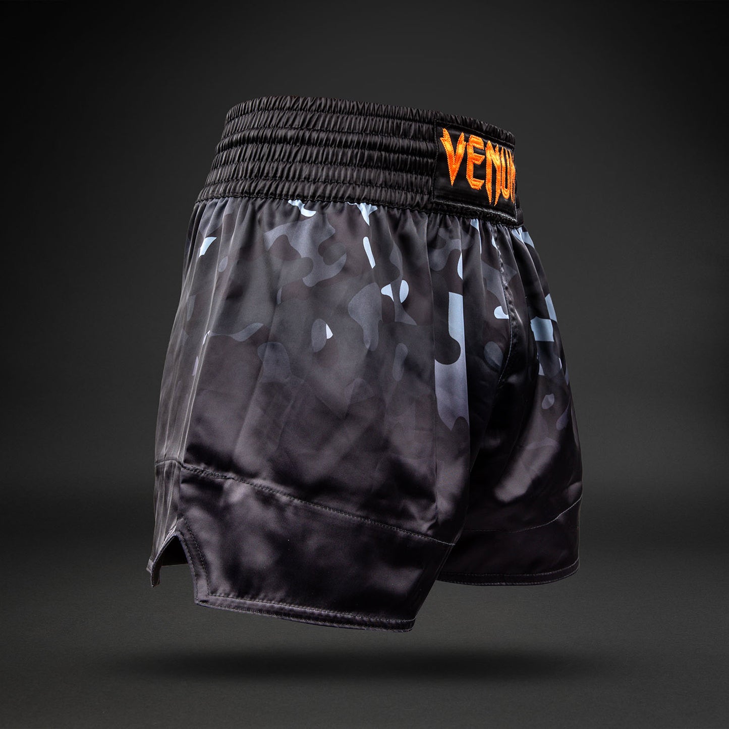 Venum Classic 泰拳短裤 – 黑色迷彩/橙色