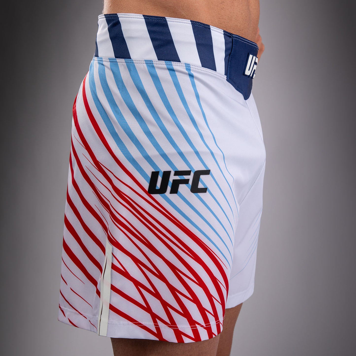 Official UFC Freedom 250 by Venum 男士 Authentic Fight Night 短款格斗短裤 - 白色